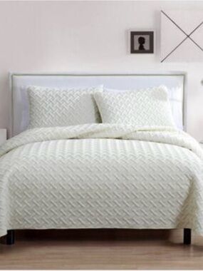 VCNY Quilt 3 piece King Set. 1 Quilt and 2 Shams Retail $110